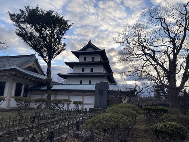 旅に出られる。その幸せの大きさを北の大地で味わっています。<br /><br />3月も終わりかけ、取れなかった有給消化で思い立ち、北海道へ向かう。今回の旅の目的は、函館ー札幌間の乗りつぶし。<br />そして最近始めた城巡り。道南には100名城と続100名城がある。城にその土地の歴史を見る。<br /><br />期待に胸を膨らませ、東京駅からはやぶさに乗り込む。