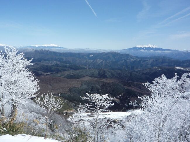 スキーのシーズン券購入2年目になります。<br />体が元気であれば、ゲレンデの状況を気にしなくても足を運べるという気軽さはいいです。<br />もっと若いころからシーズン券を利用すればよかったと思いますが、この先どこまで滑れるかをやってみます。<br /><br />ほぼ土日祝祭日の利用ですが、定年後シーズンで、30や40回来ているという方をリフトでお聞きしましたが、週に１回来るのが妥当だと自覚しました。<br />3月に週2階を2週間続けたら、膝の使い過ぎで<br /><br />今年は本当に雪が少なかったのですが、練習の成果が感じられたこと、素晴らしい白山・北アルプスを堪能できる日が多かったことにとても満足しています。<br />来年も冬に向けて体力と風をひかない免疫力を付けるように努めます。