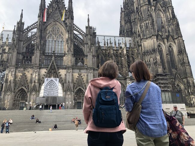 今回の旅は仲の良い女友達とのヨーロッパ旅行。ドイツ・ベルギー・フランスを巡ります。<br />私にはデュッセルドルフから車で１時間半ほどのところにドイツ人の友人がおり、２7年ぶりに会えるチャンスだと彼女に会う計画も同時に進めていきました。<br />事前にケルン駅での待ち合わせ場所を決め（マックの前！）ドキドキしながらの再会となりました。<br /><br />＊＊＊＊＊＊<br />旅程（★いまここという印）<br />６月６日　00：05　羽田発エールフランス航空293便<br />　　　　　　→07：55　シャルルドゴール空港着　飛行時間15ｈ00<br />　　　　　　乗り継ぎ時間：3ｈ10<br />　　　　　　11：05　シャルルドゴール空港発エールフランス航空1606便<br />　　　　　　→12：25　デュッセルドルフ空港着　飛行時間1ｈ20<br />６月７日★　Köln<br />６月８日　　ライン川下り<br />６月９日　　Monschauへドライブ<br />６月１０日　08:08 Düsseldorf → 10:35 Brussels タリスにて移動<br />　　　　　　Brussels 観光<br />６月１１日　Brussels 観光<br />　　　　　　16：21 Brussels → 17:44 Paris<br />６月１２日　Paris観光<br />６月１３日　ヴェルサイユ宮殿<br />６月１４日　Paris観光＆ショッピング<br />　　　　　　22:00　シャルルドゴール空港発エールフランス航空274便<br />６月１５日　18:30　羽田着　飛行時間13h30<br />