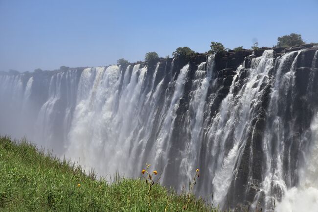 世界三大瀑布のビクトリアの滝を見物、最初に、ジンバブエ側から見て、国境を越えてザンビアに入国、ザンビアの小さな町・リビングストンにあるビクトリアの滝入口に、整備されていて歩きやすい遊歩道を歩いてザンビア側からビクトリアの滝を見物しました。<br /><br />ビクトリアの滝の幅は1.7㎞あり、そのうち1.2㎞はザンビア側にあります、ジンバブエ側と同じように水しぶきがすごい場所があり雨具を着用して歩きました、水しぶきを浴びるのでカメラに気を使いながら写真を撮りました、両国からたっぷり見て満足でした。
