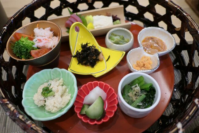 2023年11月22日-26日、河口湖・箱根・伊豆に行きました♪<br />美しい紅葉、富士山、グルメ、温泉をたっぷりと楽しんできました♪<br /><br />☆Vol.98 11月26日:伊豆長岡♪<br />伊豆長岡温泉「八の坊」。<br />源泉かけ流し温泉風呂付きスペシャルルーム。<br />気持ちよく目覚め。<br />お目覚めは静岡茶のアイス最中。<br />コーヒーとともに。<br />温泉入り、<br />火照った体はテラスで朝風景を眺めながら涼む。<br />お待ちかねの朝食タイム♪<br />伊豆の恵みたっぷりの和朝食。<br />伊勢海老の味噌汁。<br />オムレツやチキンのトマトシチューと洋食の変化もある。<br />本当に美味しかった♪<br />ごちそうさまでした♪