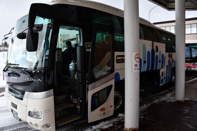 秋田空港発着のリムジンバスは、秋田駅が唯一の行き先です。バスの乗り場は、駅の西口です。長距離や、市内バスなどの乗り場と共通です。冬の長い北国ですから、待っている間の防寒対策を心懸けておかねばなりません。<br /><br />