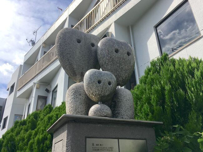 一昨年豪徳寺に行った時、招福殿という建物が改修中で見れませんでした。<br />今回再訪して、改修が終わった建物と、たくさんの招き猫を見てきました。<br /><br />一昨年は隣町の経堂にも寄って、商店街でパブリックアートを見つけました。<br />札幌で見た松本純一の作品に、テイストが似ていると思いました。<br />その時、作品周辺をいろいろ見たけど、誰が作ったものかはわからず。<br />後でネットで調べたところ、どうやら同じ作者らしいと判りました。<br /><br />ネットによると、商店街には同じ作者の作品がもう1つ設置されているらしく。<br />今回はそれを見に経堂に行くことにしました。<br />