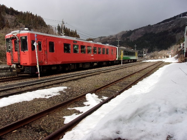 2024年3月、昨年2023年は雪崩予防で運休になってしまった只見線の雪景色を求めてリベンジの旅。<br />JR線完乗を目指して乗って以来、通して乗るのは30年ぶりくらいのノスタルジックな一日鉄道旅行。<br /><br />東京からだと、普通の旅行客であれば途中で一泊くらいはするが、青春18きっぷを、一枚で5枚分の元を取ってしまおうという、年金生活者の欲張りプラン。<br /><br />通常切符だと買い方にもよるが、因みに只見駅で切ると、池袋～会津若松～只見が372キロで6,600円と、只見～小出～池袋が276.3キロで5,170円で、合計648.3キロ11,770円で、青春18きっぷ12,050円は一枚でほぼ元が取れる。<br /><br />晴れた日でないと、雪景色もくっきり見られないので様子見をしていたら、<br />３月も残り僅かで、果して雪はまだあるのか？　無事に帰宅できるのか？<br /><br /><br />