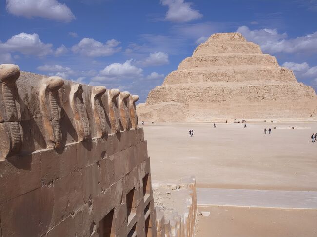エジプト縦断＆パリ・アムステルダム・マドリード美術館巡りの、16泊18日に渡る旅行記です。<br /><br />まずはエジプトの首都カイロ「ピラミッド編」から。<br />主な内容は、ギザのピラミッド。<br />ダハシュールの屈折ピラミッドと赤のピラミッド。<br />そしてサッカーラの階段ピラミッド。<br />最後は夕飯食べながら観た、ピラミッド光と音のショーです。