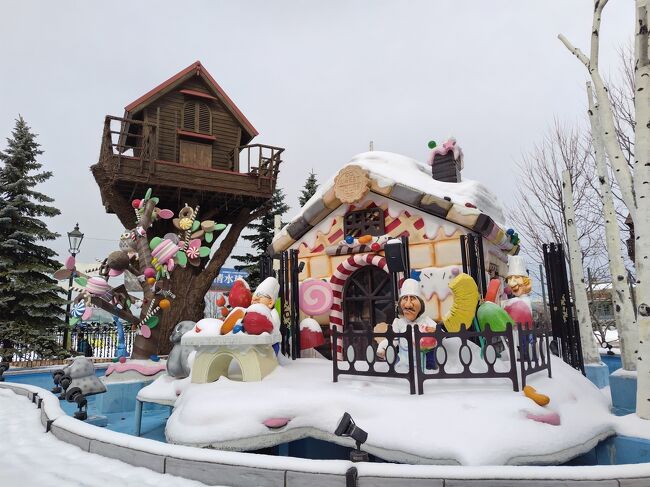 いよいよ雪の北海道旅も最終日。午前中は「白い恋人パーク」へ行き、お昼ご飯は二条市場で海鮮を食べましょう。伊丹に帰るakikoさんとみかんは17:30搭乗予定。福岡に帰るcherikoさんは一時間位後なので、時間があれば「札幌国際芸術祭」も見れたらいいよね。っとざっとこんな計画でした。しかし、白い恋人パークでゆっくりし過ぎたので、その後が大忙しっという事になったのでした。<br />