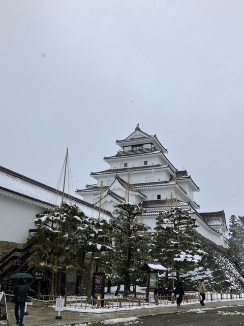 日本100名城の鶴ヶ城（会津若松）を約10年ぶりに訪れました。<br />雪景色の鶴ヶ城はとても綺麗でした。<br />白虎隊で有名な飯盛山も天守から眺める一望することができ、歴史を感じたお城でした。<br />