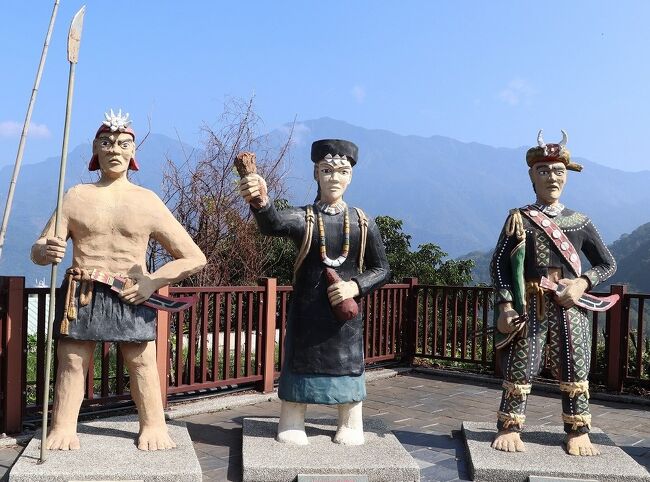 <屏東Píngdōng→霧台Wutai>原住民ルカイ族が住む霧台へは屏東客運の8233系統の路線バスが1日3便走っています。朝1便のバスはターミナルを7:47に出発。運転手さんは朝ご飯をぱくつきながら軽快に飛ばしていきます。川を渡り三地門集落に入るとルカイ族の装飾も見え本格的な山道に。標高900mまで一気に高度を上げていきます。途中警察による検問所があり、入域許可申請をします。台湾人は身分証明書、私と父はパスポート番号を記入することで、手続きは運転手さんがやってくれました。1時間40分ほど乗車し定刻9:24に霧台に到着。道幅が狭くマイクロバスです。他の乗客は観光に来た台湾人のご婦人方でした。バス停横の階段を上がると展望台です。