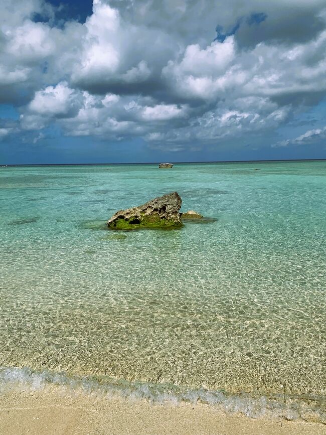 沖縄の人でも行くことが少ない多良間島。<br />失効直前のマイルを使って行くには<br />ちょうど良い距離と日帰りで行って来ました。<br /><br />多良間島ではレンタカーを借りて周遊。<br /><br />那覇空港から宮古空港で乗り換え多良間空港へ。<br /><br />往路<br />JTA 551(73H) <br />那覇空港 07:20→宮古空港 08:15<br />RAC 891(DH4)<br />宮古空港 09:25→多良間空港 09:50<br /><br />復路<br />RAC 898(DH4)<br />多良間空港 16:50→宮古空港 17:15<br />JTA 566(73H) <br />宮古空港 17:45→那覇空港 18:40<br /><br />