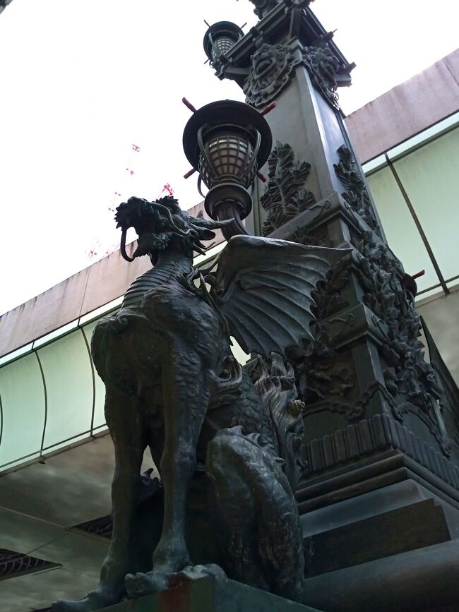 日本橋散歩<br /><br />一昨日（3/28）、東京都心の桜開花宣言まであと1輪！<br />靖国神社境内の桜が4輪咲き、「5輪咲いたら開花宣言」なんだそうで<br />実家の福寿草が咲いた時も盛り上がったけど、めでたい！ってことでちょっと早いけど、桜散歩へ出掛けよう<br /><br />おいしいオムライス＆大好きな麒麟がいる日本橋へ<br />道すがら検索すると「SAKURA FES NIHONBASHI（2024/3/17～4/7」なるものが。いいね～。よくみると桜屋台は終わってるし、イベントも終わっているものが多い。けど、雰囲気だけでも<br /><br />まずはたいめいけん<br />開店の5分前、いつもの行列が見えてきた。1巡目に入れないと辛いけど、厳しいかな～
