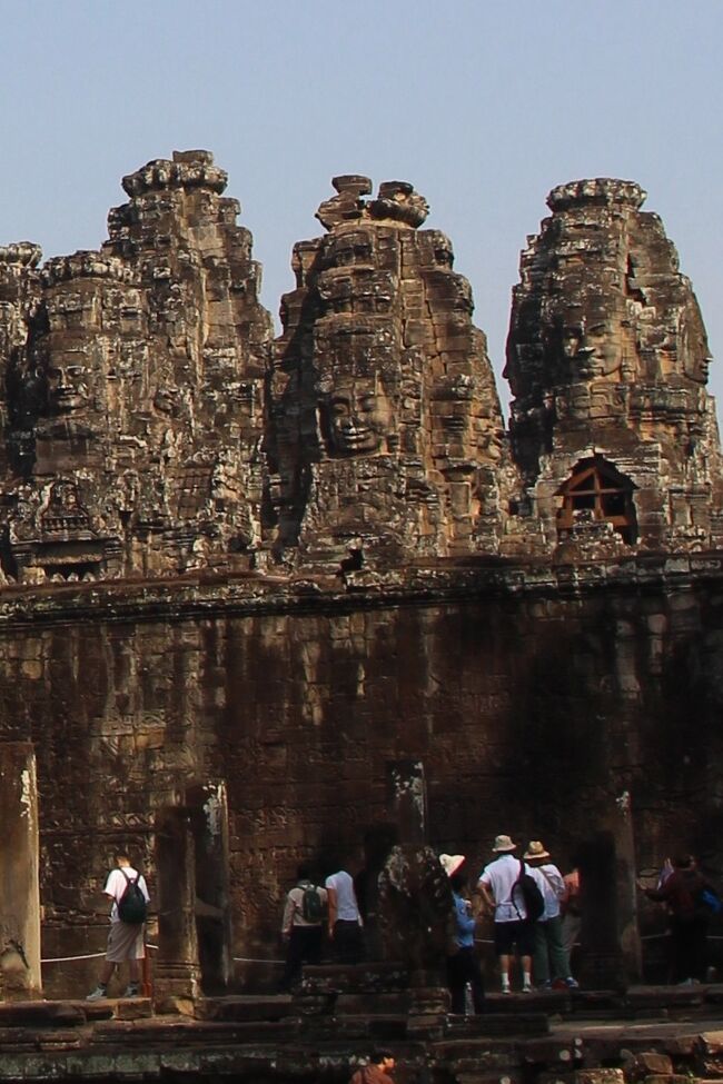 カンボジア旅行四日目の2月12日午前　四面仏頭でお馴染み、王と神の都市アンコール・トム遺跡へ。<br />広大な遺跡の目玉は、中央に位置するバイヨン寺院に乱立する四面仏頭ですが、あいにく工事中で中央部には入れず、やや遠目の仏頭になりました。残念。<br /><br />なお、今回旅行は非公開プライベート活動が目的で、公開できる画像があまりありませんので、塗りつぶし写真なども使用して最低限の記録としています。見苦しい点はご容赦ください。