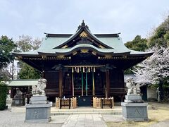 赤羽を街歩き（1/3）境内から桜と新幹線が同時に見える赤羽八幡神社を参拝しました