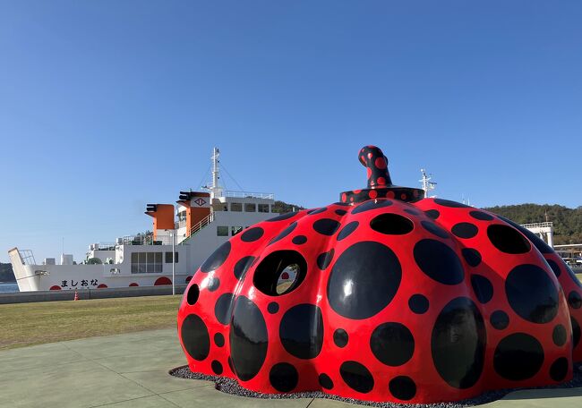 アラ還の人生で初めての一人旅です!!ドキドキです。<br />瀬戸内海にある香川県の直島に行きました。<br /><br />行きは新幹線を新大阪でこだまに乗り換え<br />ハローキティ新幹線で岡山迄行き<br />在来線で宇野迄行きました。<br />宇野港から直島の宮浦港迄フェリーで20分で到着!!<br /><br />この日は港周辺を散策した後<br />これまたアラ還の人生で初めての民宿に宿泊です!!<br /><br />こちらの民宿竹の家さんは<br />各部屋にお風呂、トイレ付で立地も良く<br />ご主人の人柄がとてもいいと口コミも満点だったので決めました。<br /><br /><br />※直島は本日月曜日はベネッセの美術館以外ほぼほぼお休みです。<br />