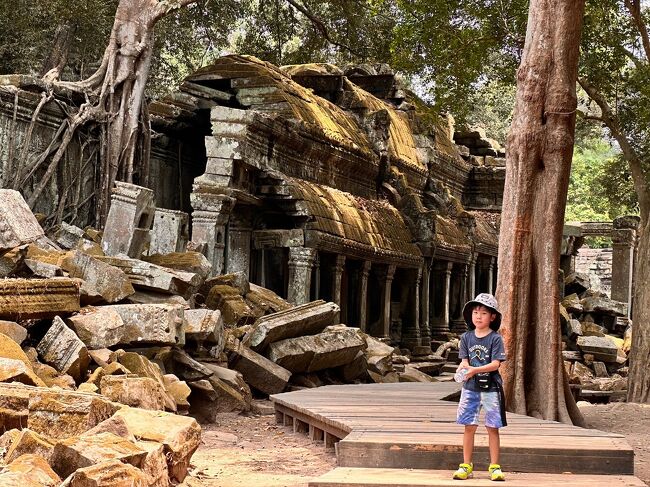 今回の旅行は<br />親子！パパと息子（9歳）の男旅です！<br /><br />ママとガールズ2人はお家でお留守番ｗ<br /><br />前回の旅行記はママと長女の韓国女子旅でしたので<br />こちらはアンコールワット遺跡群を見に行ってきましたｗ<br /><br />次女（3歳）はずっと家にいるｗｗｗ<br />ごめんね！ｗ<br /><br /><br />今回男2人旅の予定でしたが<br />急遽パパ弟＆娘（7歳）も同行したいとの事で結果<br />男2人子供2人の四人旅でした。<br /><br />ユナイテッドマイルを使ってない舞マイルが<br />溜まってたので<br />マイル特典利用でが関空便取れなかったので<br />地元、関空発着ではなく福岡発着ですｗ<br />乗り継ぎ2回ｗ<br /><br /><br />☆旅行概要☆<br />2024.3/27～4/4<br />6泊8日<br /><br />3/27日<br />神戸～博多（新幹線）<br />博多～福岡空港（地下鉄）<br />福岡～韓国、仁川（アシアナ航空）<br />韓国、仁川～タイ、スワンナプーム（アシアナ航空）<br />タイ1泊（滞在時間5時間）<br /><br />3/28日<br />午前<br />タイ、スワンナプーム～カンボジア、シェムリアップ（タイ航空）<br />シェムリアップ5泊<br /><br />午後<br />ホテルのプール<br />パブストリートで夕食<br /><br />3/29日<br />午前<br />アンコール・トム、タ・プローム観光<br />午後<br />ホテルのプール<br />パブストリートで夕食<br /><br />3/30日<br />午前<br />アンコール国立博物館見学<br />午後<br />ホテルのプール<br />パブストリートで夕食<br /><br />3/31日<br />午前<br />アンコール・ワット（朝日鑑賞）<br />アンコール・ワット観光<br />午後<br />ホテルのプール<br />パブストリートで夕食<br /><br />4/1日<br />午前<br />お土産等買い物<br />午後<br />ホテルのプール<br />パブストリートで夕食<br /><br />4/2日<br />カンボジア、シェムリアップ～シンガポール、チャンギ（シンガポール航空）<br />シンガポール観光<br />シンガポール、チャンギ～韓国、仁川（アシアナ航空）<br /><br />4/3日<br />韓国、ソウル観光<br />韓国、仁川～福岡空港（アシアナ航空）ココだけビジネス<br />博多1泊<br /><br />4/4日<br />博多～神戸（新幹線）<br /><br /><br />☆予算☆<br /><br />飛行機<br />往復ユナイテッドマイル使用130.000マイル<br /><br />ホテル（タイ）<br />スワンナプーム・ヴェルエアポートホテル1泊<br />大人1名子供1名￥15.000くらい<br /><br />ホテル（シェムリアップ）<br />ソカ・アンコール・リゾートホテル5泊<br />大人2名子供2名2部屋合計￥160.000くらい<br /><br />ホテル（博多）<br />グリーンホテル1号館<br />大人1名子供1名￥16.000くいらい<br /><br />新幹線<br />神戸～博多（往復）<br />大人1名子供1名￥60.000くらい<br /><br /><br />その他<br />遊び、食事、買い物、観光等<br />￥150.000くらい<br /><br /><br />ざっくり40万円くらいです（マイル別）<br /><br /><br />さて、それはそうと<br />我が家は<br />福岡～韓国経由～バンコクへ<br /><br />弟親子は別便で<br />関空～台北経由～バンコクへ向かいますので<br />バンコク集合ですｗ<br /><br />お互いだいたい23時前後到着予定<br /><br />無事会えるのか？ｗｗｗ<br /><br /><br />前、後編で旅行記書こうかと思っていましたが<br />写真が多いので<br />とりあえず<br />カンボジア・シェムリアップ到着1日目まで<br />の旅行記になりそうです<br /><br />お付き合いよろしくお願いいたします。<br /><br /><br /><br /><br /><br /><br /><br /><br /><br /><br /><br /><br /><br /><br /><br /><br /><br /><br /><br /><br /><br /><br /><br /><br /><br /><br /><br /><br /><br /><br /><br /><br /><br /><br /><br /><br />