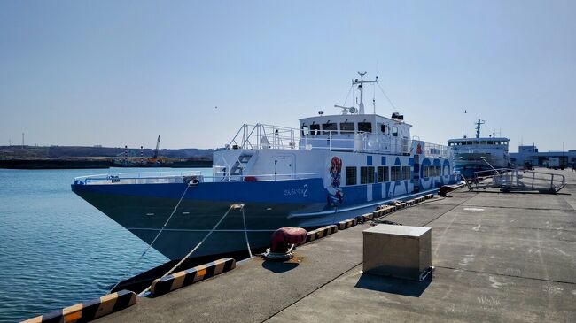 2024年GW期間中、道北の離島である天売島・焼尻島へ一人旅してきました。<br /> 日程は、天売島の海鳥ウトウの繁殖時期であるGWからの帰巣ナイトツアーに参加することを第一条件に組みました。<br /> 当初、2泊3日の計画を立て、2日めに焼尻島と天売島の両島を観光をしようとしました。<br /> ところが、2日めの朝、羽幌沿海フェリーより予約していた往路高速船欠航の電話連絡があり、2日めは焼尻島へ寄らず、天売島に直接渡って、午後から島内一周観光、夜はメインのウトウ帰巣見学に変更しました。<br /> 3日めの朝、再び予約していた復路高速船欠航の電話連絡があり、最終的に全便が欠航し、天売島の民宿へ追加宿泊しました。<br /> 4日めになって、ようやく高速船、フェリーとも全便運航になり、焼尻島に立ち寄って、島内観光が出来ました。<br /> 今回の旅行の教訓として、<br />(1)羽幌沿海フェリーは、天気が良くても風や波が強ければ欠航してしまう。<br />(2)離島では、クレジットカードや電子マネーがほぼ使えないので、多めに現金を持って行く。<br />(3)万一の事態を想定して、代案の宿泊先などを事前に考えておく、ことが大事だと思いました。<br />●日程<br />2024.5.1(水)<br />・ANA4719便 羽田空港(10:15)→新千歳空港(11:45)<br />・JR 快速エアポート69号 新千歳空港(12:09)→札幌(12:53)<br />・沿岸バス 特急はぼろ号131便 札幌駅(15:00)→本社ターミナル(18:12)<br />・はぼろ温泉サンセットプラザ(泊)<br />2024.5.2(木)<br />・羽幌沿海フェリー 羽幌港(8:30)→天売港(10:05)<br />・天売島ネイチャーライブ 天売島ぐるっと一周ツアー 民宿栄丸(13:30)→民宿栄丸(15:00)<br />・天売島ネイチャーライブ ウトウ帰巣ナイトツアー 民宿栄丸(18:50)→民宿栄丸(20:10)<br />・天売島 民宿栄丸(泊)<br />2024.5.3(金)<br />・天売島 民宿栄丸(泊)<br />2024.5.4(土)<br />・羽幌沿海フェリー高速船 天売港(9:40)→焼尻港(9:55)<br />・布目旅館観光ハイヤー 焼尻島観光 焼尻港(10:00)→焼尻港(10:55)<br />・羽幌沿海フェリー 焼尻港(11:10)→羽幌港(12:10)<br />・沿岸バス フェリー接続バス 羽幌港(12:15)→本社ターミナル(12:20)<br />・沿岸バス 特急はぼろ号41便 本社ターミナル(12:30)→札幌駅(15:45)<br />・JR 快速エアポート136号 札幌(16:11)→新千歳空港(16:50)<br />・ANA76便 新千歳空港(18:30)→羽田空港(20:05)