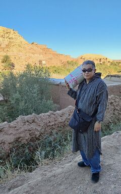 JTB 異世界への誘いモロッコ9日間（5）民族衣装のジュラバを着てティチカ峠を越え、アイト・ベン・ハッドゥでベルベル絨毯を買い求める。