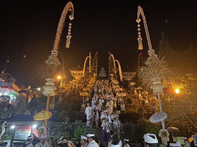 ブサキ寺院のオダラン（創立記念祭）へ、昨夜行ってきました。<br />昨日はHari Tumpek Keulut と言って楽器に特別なお供物を捧げる日で、吉日とされています。<br />寺院は、多くの参拝者で賑わってました。