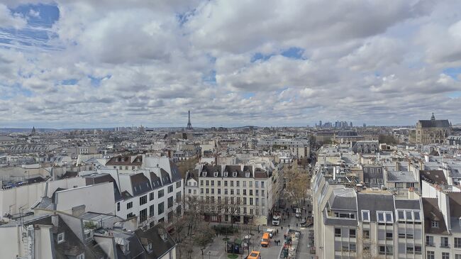 ５年ぶりのフランス旅行！夏のオリンピックに向けての工事中だらけのパリへ！<br />３月下旬にしてはとても寒かったです。<br />どんより曇り空の中、観光客でいっぱい((+_+))<br />６０代夫婦の個人旅行です。<br /><br />３月２４日（日）　新千歳空港⇒　台湾空港⇒　パリＣＤＧ空港　<br />　　２５日（月）　エッフェル塔　　　　　　<br />　　２６日（火）　モンマルトル　凱旋門　　<br />　　２７日（水）　アリーグル市場　カルナヴァル美術館　ポンピドゥ　★<br />　　２８日（木）　ソー公園<br />　　２９日（金）　バルビゾン　教会巡り<br />　　３０日（土）　蚤の市<br />　　３１日（日）　ＣＤＧ　⇒　台湾　⇒　新千歳空港<br /><br />月曜日から日曜日の観光なので、ナヴィゴ１週間利用しました。<br />★この旅行記