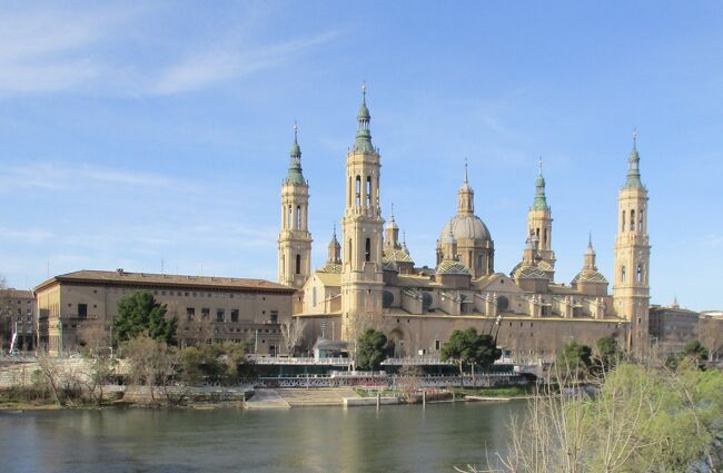 サンチアゴ大聖堂を目指し、バルセロナからスペインを世界遺産や教会を中心に回りました。旅程は、バルセロナ2泊ーサラゴサーセゴビアーサラマンカ2泊ーアビラーサンチアゴ・デ・コンポステーラ２泊。どこも見ごたえがありました。特にサラゴサとアビラは再訪したい。食事はBarやParadprの食堂。移動は主に鉄道（renfe)、飛行機とバスを1回ずつ。<br />renfeはネットで乗車券を買えるはず（日本では買えた）ですが、現地ではカードの承認がおりず、窓口で購入。パスポート番号が必要。バスも同様。バルセロナではスリの被害（取られたものは大したことはない）にあいました。バルセロナのスリは有名らしいので気をつけましょう。<br /><br />