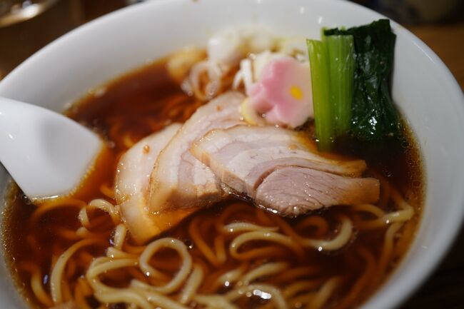 浜離宮庭園を出て、築地駅へ。もうすぐお昼やし、なんか食うてくかな。んでも…日曜日でも築地場外は混み合ってそう。<br /><br />あ、ちょっと離れてツキとシュウマイならばえぇ感じに…呑めるかな。