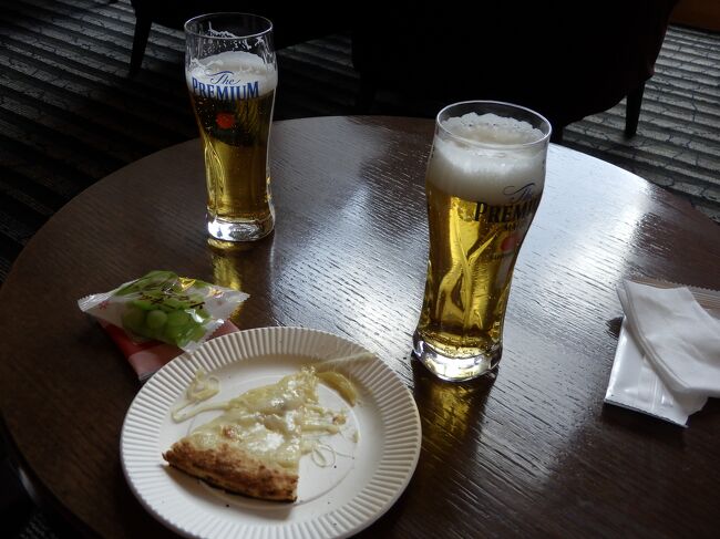 ※写真はオールインクルーシブのホテル、ウェルカムドリンクと焼き立てチーズピザ、この後、酔って記憶喪失。<br /><br />１泊目のホテルのみアルコールなどがフリーのミステリツアーに申し込み、ニコニコしつつ当日を待ちます。<br /><br />ツアーの2週間ぐらい前に、2泊目のホテルについて、３件の温泉が１件工事中で温泉が２個、お詫びとしてお土産および夕食時「ワンドリンク」を無償提供のお知らせ。<br /><br />ところが、現地で「ワンドリンク」が「飲み放題」に変更、やぶさかではなく。<br /><br />ツアーは４４名<br />内３組が女子会<br />残り１９組が男女<br />バスはわらび野観光<br /><br />添乗員は大当たり、Yさん<br />黄色いジャケットやハイキングシューズがオシャレ！<br />