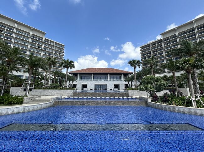 我が家の毎年恒例の４月旅行ですが、今年は沖縄の慶良間諸島です。<br /><br />ビーチを十分満喫するには日帰りでは時間不足かと思って島で２泊、残りは本島の空港近くでゆっくり滞在することにし４泊５日の工程でホテルを探した結果、座間味島にあるサンメール座間味と、琉球ホテル＆リゾート名城ビーチに宿泊することに決定。<br /><br />滞在四日目の琉球ホテル＆リゾート名城ビーチでの朝食ビュッフェの後は、ずっとホテルに滞在していました。天気がやや曇りがちで強風なのもあってパラソルが設置されておらず、ゆっくりは出来ませんでしたが、プール遊びとラウンジでの飲食を繰り返して、だらだらと過ごしました。