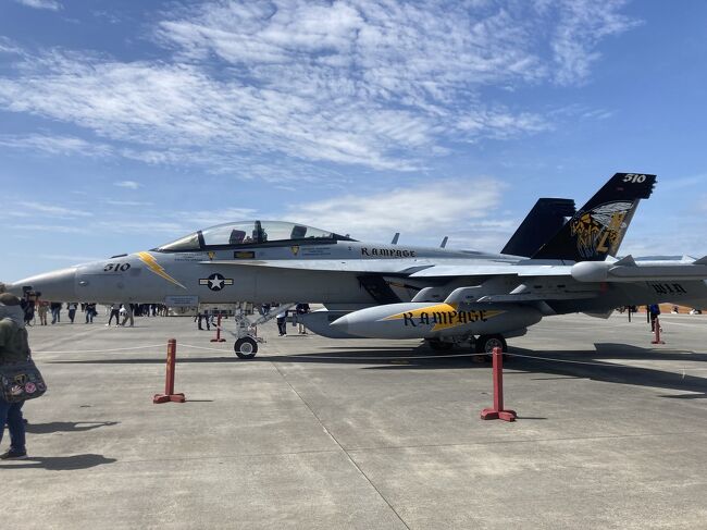 岩国にある米軍基地で海上自衛隊とアメリカ海兵隊との日米共同開催のお祭り<br /><br />通常では入ることができない米軍基地で、<br />航空ショーや軍用機の展示などいろんなイベントがあるので行ってきました!