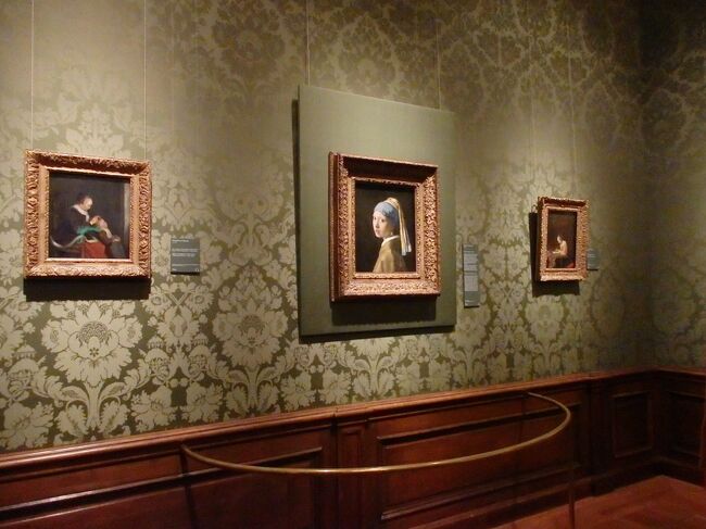 マウリッツハイス美術館は毎年世界中から約数十万人が訪れるという人気の美術館です。オランダで最も美しい建物のひとつに挙げられるルネッサンス風の建物で、オランダ領ブラジルの総督を務めたオラニエ家のヨハン・マウリッツ伯爵の私邸として17世紀に建てられました。<br /><br />18世紀初めに起こった火災のために内部は焼失してしまったのですが、外装はほぼ当時のまま残されているとのこと。改装されて新しくインテリアが施され、1822年には初代国王ウィレム1世によって王立美術館として公開されました。2014年には2年間の改修工事を経て再オープンされ、現在にいたっているそうです。<br /><br />レンブラント、ルーベンス、ファン・アイク、ヤン・ステーンなど、名だたる画家たちの作品が見られます。特にフェルメールは国宝的絵画の超人気を誇る巨匠として存在感が大きいです。<br /><br />☆&#39;.･*.･:★&#39;.･*.･:☆&#39;.･*.･:★&#39;.･*.･:☆&#39;.･*.･:★&#39;.･*.･:☆&#39;.･*.･:★&#39;.･*.･:☆&#39;.･*.･:★<br /><br />【スケジュール】<br /><br />4月16日(日）関空発<br />4月17日(月)ドバイ乗り継ぎ→アムステルダム空港→ザーンデイク（ザーンデイク泊）<br />4月18日(火)ザーンセ・スカンス観光→エダム　　　　　　　（エダム泊）<br />4月19日(水)フォーレンダム＆マルケン島訪問　　　　　　　（エダム泊）<br />4月20日(木)エダム→ロッテルダム　　　　　　　　　（ロッテルダム泊）<br />4月21日(金)キンデルダイク＆ドルドレヒト訪問　　　（ロッテルダム泊）<br />4月22日(土)デン・ハーグ＆ライデン訪問　　　　　　（ロッテルダム泊）<br />4月23日(日）ロッテルダム→デルフト　　　　　　　　　（デルフト泊）<br />4月24日(月)キューケンホフ公園＆在オランダ日本国大使館訪問（デルフト泊）<br />4月25日(火)デルフト→ヒートホールン 　　　　　　（ヒートホールン泊）<br />4月26日(水)ヒートホールン→ハルリンゲン　　　　　 （ハルリンゲン泊）<br />4月27日(木)ヒンデローペン＆スタフォーレン訪問　　（ハルリンゲン泊）<br />4月28日(金)ハルリンゲン→アムステルダム　　　　（アムステルダム泊）<br />4月29日(土)PCR検査＆アムステルダム市内観光　　（アムステルダム泊）<br />4月30日(日)アルクマール訪問＆アムステルダム市内観光（アムステルダム泊）<br />5月 1日(月)アムステルダム空港→ドバイ空港<br />5月 2日(火)ドバイ空港→関空
