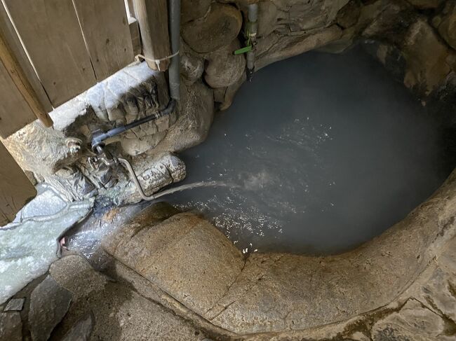 温泉が大好きで　まして近畿地方に少ない　硫黄泉を求めて<br />三泊四日の二日目です<br /><br />さすがに　平日　しかも大雪警報の翌朝　温泉地はどこもがらすきでした