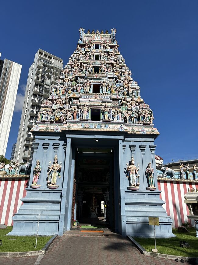シンガポールでの空いた時間を使った周辺散策。朝、サマセットのキリニーコピティアムでカヤトーストを食べ、その後リトルインディアまで徒歩で散策。<br /><br />リトルインディアではヒンドゥー教、仏教、道教の寺院を巡る。