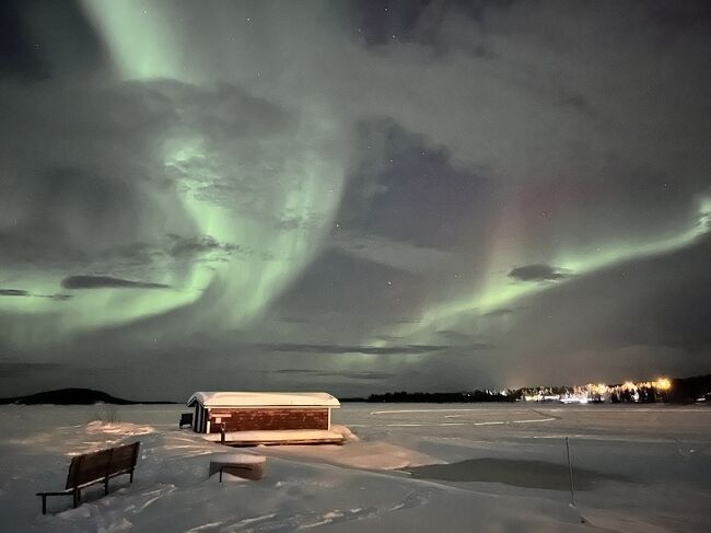 オーロラを求めて　冬のフィンランド５　ガラス張りキャビンからオーロラを眺める