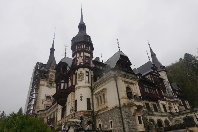 ルーマニアを代表するお城で、国王カロル１世の夏の離宮ペレシュ城を見学します。昨日はお休みで今日のオープンは通常より遅い時間なので混雑するかな。<br /><br />ルーマニアのツアーでは、必ず組み込まれる超観光地。<br />事前予約出来るのに、見学当日を迎えてしまいましたが、思っていたほどは並んでいなくて、多少混んでいるぐらいでした。<br /><br />旅程<br />4/10（水）　羽田発JL41便00:20→ロンドン着06:25（乗継）発<br />　　　　　　 JL6535便10:10→ブカレスト着15:25<br />　　　　　　 ブカレストノルド発18:15→ブラショフ着20:41（泊）<br />4/11（木）　ブラショフ発15:00→シギショアラ着17:00（泊）<br />4/12（金）　シギショアラ発12:21→クルージナポカ着15:50（泊）<br />4/13（土）　クルージナポカ発13:30→オラディア着17:22（泊）<br />4/14（日）　オラディア発14:30→ティミショアラ着18:00（泊）<br />4/15（月）　ティミショアラ発12:16→アラド着14:01（乗継）発<br />　　　　　　 14:30→シビウ発19:48着（泊）<br />4/16（火）　シビウ発11:55→ブラショフ着15:57（乗継）発16:20<br />　　　　　　 →シナイア着17:29（泊）<br />4/17（水）　シナイア発14:23→ブカレスト着16:01（泊）<br />4/18（金）　ブカレスト発BA887便15:45→ロンドン着17:15（乗継）<br />　　　　　　 発JL44便19:20→<br />4/19（土）　羽田着17:20<br /><br />宿泊<br />4/10～4/11　Vila　Katharina（ブラショフ）　<br />4/11～4/12　Casa　Georgiuskrauss　Sighisoara（シギショアラ）<br />4/12～4/13　Palace　Hotel（クルージナポカ）<br />4/13～4/14　Astoria　Grand　Hotel（オラディア）<br />4/14～4/15　Opera　Hotel（ティミショアラ）<br />4/15～4/16　Hotel　Imparatul　Romanilor（シビウ）<br />4/16～4/17　Vila　Reteza　Sinaia（シナイア）<br />4/17～4/18　Grand　Hotel　Continental（ブカレスト）<br /><br />＊Wikiped参照　　　　　