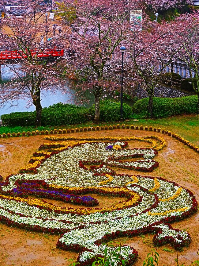 安倍文殊院（あべもんじゅいん）は、奈良県桜井市阿部にある華厳宗の寺院。山号は安倍山。本尊は文殊菩薩。<br /><br /><br />陰陽師・安倍晴明が陰陽道の修行をしたともいわれ、2004年（平成16年）には晴明堂が200年ぶりに再建されている。<br /><br />金閣浮御堂（仲麻呂堂） - 1985年（昭和60年）に建立された文殊池の中に建つ金色の六角堂で、安倍仲麻呂像、安倍晴明像などを祀る。<br /><br />白山堂（重要文化財） - 重要文化財指定名称は「白山神社本殿」。室町時代後期に建立された流造、杮葺の建物で、祭神の菊理媛神は縁結びの神として知られる。当院の鎮守である。<br /><br />