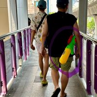 「2024年ソンクラーン」やっぱ...こういう水掛け祭りは、嫌い...かなぁ（シーロム通り一帯をウロウロ...／バンコク／タイランド）