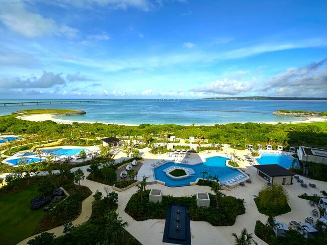 ◇ 沖縄県宮古島市平良『Hilton Okinawa Miyako Island Resort』<br /><br />2023年6月18日、ホテル『ヒルトン沖縄宮古島リゾート』がソフトオープンし、<br />同年8月26日にグランドオープン！<br />ヒルトンにとっては、2020年7月1日に沖縄・瀬底島にオープンした『ヒルトン沖縄<br />瀬底リゾート』に続き、沖縄県内6軒目のホテルで、離島へは初進出となります。<br /><br />私はヒルトン・オナーズのダイヤモンドメンバーなのですが、沖縄・宮古島に<br />『ヒルトン沖縄宮古島リゾート』ができると聞き、行ったことのない宮古島へ<br />旅行をすることにしました。私たちにとって沖縄・宮古島は初です♪<br /><br />今回の宮古島旅行で搭乗したフライトと宿泊ホテルは以下の通りです。<br /><br />＜往路＞<br />NH1081便（東京・羽田空港 15:05発 ― 沖縄・宮古空港 18:00着）<br />ANAプレミアムクラス（スーパーバリュープレミアム28）　48,160円/名<br /><br />＜復路＞<br />NH1082便（沖縄・宮古空港 19:30発 ― 東京・羽田空港 22:15着）<br />ANAプレミアムクラス（アップグレードポイントを使用）　19,180円/名<br /><br />※復路は当初、普通席（スーパーバリュー75L）を19,180円/名で予約していたものの、<br />搭乗2日前の0:00にアップグレードポイント（ANAプレミアムメンバー限定）<br />4ポイント/名を使用して、普通席からプレミアムクラスにアップグレードしました (^^♪<br /><br />≪羽田空港－宮古空港間のアップグレード料金≫<br />〇 事前アップグレード料金（搭乗日2日前～搭乗日前日に適用）:1,4000円<br />〇 当日アップグレード料金（搭乗日当日に適用）：15,000円<br />〇 アップグレードポイント：搭乗区間・受付日に関わらず、一律4ポイント<br /><br />＜ホテル（1泊目）＞<br />2021年3月1日にオープンした『ホテル・トリフィート宮古島リゾート』に<br />宿泊しました。宮古空港から徒歩圏で、景勝地へのアクセス抜群の<br />アーバンリゾートホテルです。<br /><br />＜ホテル（2泊目）＞<br />2023年8月26日にグランドオープンした『ヒルトン沖縄宮古島リゾート』に<br />宿泊しました。<br /><br />『ヒルトン沖縄宮古島リゾート』の宿泊費ですが、当初は予約時点で<br />一番リーズナブルなルームカテゴリーのお部屋「ツインデラックスルーム」を<br />38,223円（税込）で予約していたのですが、スイートルームを除く<br />ルームカテゴリーの中では最上位の「ツインデラックスルーム サンセットビュー」に<br />6ルームカテゴリーも無料アップグレードをしていただきました☆彡<br />本当にどうもありがとうございました☆☆☆<br /><br />『ハレクラニ沖縄』のスイートルームからはカトレアが描かれた<br />「オーキッドプール」が目の前に見えましたが、『ヒルトン沖縄宮古島リゾート』の<br />お部屋のバルコニーからの眺望も希望していたとおり、ハワイのお花の<br />ナウパカが描かれた屋外プールが見える超ど真ん中の最上階になりました (^^♪<br />また、宮古島の美しい海に架かる伊良部大橋も見渡せます♪<br /><br />◇『ヒルトン沖縄宮古島リゾート』（計329室）のルームカテゴリー<br /><br />＜Deluxe Room（3～6F／計252室）＞<br />〇 キングデラックスルーム（35㎡／37㎡）〔3～6F〕<br />〇 ツインデラックスルーム（35㎡）〔3～6F〕←当初予約したお部屋<br />〇 キングデラックスルーム オーシャンビュー（35㎡）〔4～6F〕<br />〇 ツインデラックスルーム オーシャンビュー（35㎡）〔3～6F〕<br />〇 キングデラックスルーム サンセットビュー（35㎡／37㎡）〔4～6F〕<br />〇 ツインデラックスルーム サンセットビュー（35㎡）〔3～6F〕<br /><br />＜Accessible Room（3F／計4室）＞<br />〇 キングアクセシブルルーム（35㎡）〔3F／計4室〕<br /><br />＜Premium Room（4～6F／計6室）＞<br />〇 ツインプレミアムルーム（41㎡）〔4～6F／計6室〕<br /><br />＜Executive Room（7F／計56室）＞<br />〇 キングエグゼクティブルーム（37㎡）〔7F〕<br />〇 ツインエグゼクティブルーム（35㎡）〔7F〕<br />〇 キングエグゼクティブルーム オーシャンビュー（35㎡）〔7F〕<br />〇 ツインエグゼクティブルーム オーシャンビュー（35㎡）〔7F〕<br />〇 キングエグゼクティブルーム サンセットビュー（35㎡）〔7F〕<br />〇 ツインエグゼクティブルーム サンセットビュー（35㎡）〔7F〕<br />←実際にアサインされたお部屋<br /><br />＜Suite Room（3～7F／計11室）＞<br />〇 キングデラックススイート（70㎡）〔7F／計1室〕<br />→ 748号室<br />〇 ツインデラックススイート（74㎡）〔3～7F／計5室〕<br />→ 353, 453, 553, 653, 724号室<br />〇 キングプレミアムスイート（93㎡）〔4～6F／計3室〕<br />→ 435, 535, 635号室<br />〇 キングテラススイート（77㎡）（＋プライベートバルコニー（28㎡））〔7F／計1室〕<br />→ 717号室<br />〇 ツインプレジデンシャルスイート（131㎡）〔7F／計1室〕<br />→ 753号室<br /><br />『ヒルトン沖縄宮古島リゾート』（計329室）には以下の3つの施設の他、<br />計4つのレストラン＆バー、ショップが設備されています。<br /><br />≪施設≫<br />◆ クラブラウンジ【エグゼクティブラウンジ】（7階）<br />→ 宮古ブルーの海や感動的なサンセット、伊良部大橋の絶景が一望できる特別な空間で<br />ティーサービス、イブニングカクテルサービスをご提供します。<br />【エグゼクティブラウンジ】は、エグゼクティブルーム及びスイートルームに<br />ご宿泊のお客様と、ヒルトン・オナーズのダイヤモンド会員と同伴者1名が<br />利用することができます。<br /><br />＜営業時間＞<br />10:00～20:00<br />〇 リフレッシュタイム　10:00～17:00 / 19:00～20:00<br />〇 カクテルタイム　17:00～19:00<br /><br />◆ 【フィットネスセンター】（1階）<br />→ 16歳以上のご宿泊のお客様が24時間いつでもご利用いただけます。<br />（ウェアやシューズのお貸出しはございません。）<br /><br />＜営業時間＞<br />24時間<br /><br />◆ スパ【トゥリバー】（1階）<br />→ 完全個室のトリートメントルームを4室備え、友達やカップルで施術を<br />受けられる2名様用のカップルルームもあります。<br /><br />＜営業時間＞<br />10:00～21:00<br /><br />≪レストラン＆バー、ショップ≫<br />◆ カフェ＆デリ【茶寮】（2階）<br />→ ロビーラウンジ【茶寮】に隣接したカフェ＆デリで、ケーキやドリンクの<br />テイクアウトも可能です。<br /><br />＜営業時間＞<br />10:00～21:00（ケーキ販売11:00～）<br /><br />◆ ロビーラウンジ【茶寮】（2階）<br />→ カジュアルなアラカルトメニュー、コーヒーや紅茶、ビール、ワインなど<br />を揃えた気軽にお立ち寄りいただけるロビーラウンジです。<br /><br />＜営業時間＞<br />11:00～21:00（フードL.O. 17:00 / ドリンクL.O. 20:00）<br />アフタヌーンティー　12:00～19:00<br /><br />◆ トラットリア【イゾレッタ】（2階）<br />→ イタリアンをカジュアルにお楽しみいただける本格的なピザ窯を備えた<br />トラットリアです。<br /><br />＜営業時間＞<br />ディナー　17:30～22:00（L.O. 21:00）<br /><br />◆ オールデイダイニング【アジュール】（1階）<br />→ 朝食ビュッフェからディナーまで利用できるオールデイダイニングです。<br />ビュッフェではシェフが目の前で調理し、出来立てを提供するライブステーション<br />が魅力で、朝食メニューは宮古島の紺碧（“アジュール”）の海を思わせる<br />インテリアの中、ゆったりと流れる島時間を感じながら、島の恵みを存分に<br />活かした国際色豊かな料理をいただくことができます。<br /><br />＜営業時間＞<br />〇 朝食<br />6:30～11:30<br />〇 ランチ<br />ランチビュッフェ　11:30～14:00（L.O. 13:00）<br />〇 ディナー<br />17:30～22:00<br />ディナービュッフェ　17:30～21:00（L.O. 20:00）<br /><br />◆ ルーフトップバー【ユナイ】（8階〔屋上階〕）<br />→ ビール、ワイン、カクテルのほか、宮古島の素材を活かしたモクテルも<br />豊富に用意されています。お好みのドリンクをサンセットやオーシャンビュー<br />を望むルーフトップで楽しみながら洗練されたバータイムを過ごすことができます。<br /><br />＜営業時間＞<br />［1月］17:00～23:00（食事L.O. 21:00、ドリンクL.O. 22:00）<br />［2月］17:30～23:00（食事L.O. 21:00、ドリンクL.O. 22:00）<br />［3月～9月］18:00～23:00（食事L.O. 21:00、ドリンクL.O. 22:00）<br />［10月］17:30～23:00（食事L.O. 21:00、ドリンクL.O. 22:00）<br />［11月］17:00～23:00（食事L.O. 21:00、ドリンクL.O. 22:00）<br />［12月］17:00～19:00（L.O. 19:00）<br /><br />※悪天候の際は、ロビーラウンジ【茶寮】（2階）にて営業します。