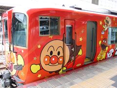 高松の松山千春コンサートに行くために岡山駅に行くとアンパンマン列車（南風15号高知行き）が居ました。
