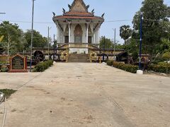 カンボジア郊外の村の仏教のお寺に行ってきました。