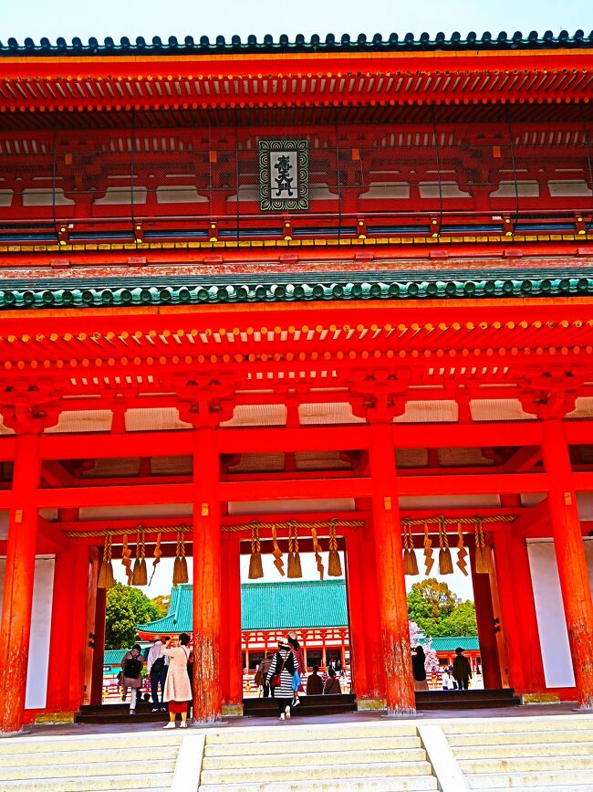 平安神宮は、京都市左京区にある神社。<br />794年（延暦13年）に桓武天皇により平安京へ都が移され、1895年（明治28年）に遷都1100年を記念して桓武天皇と孝明天皇を祭神とし創建された。<br /><br />社殿は平安京の大内裏の正庁である朝堂院を模し、実物の8分の5の規模で復元されて1895年（明治28年）に完成した。<br /><br />1976年（昭和51年）1月6日、火災が発生し本殿・内拝殿など9棟が炎上、焼失した。しかし、全国からの募金により、本殿や内拝殿は1979年（昭和54年）4月に再建された。<br /><br />2010年（平成22年）12月、大極殿など6棟が国の重要文化財に指定された。また、参道の大鳥居は24.4mの高さがあり、国の登録有形文化財に登録されている。<br /><br />敷地面積は約10,000坪の日本庭園である「平安神宮神苑」を含め、約20,000坪ほどある。<br /><br /><br />蒼龍楼（重要文化財） - 1895年（明治28年）建立。設計は伊東忠太など。西方の白虎楼と共に平安京朝堂院の様式を模したものである。<br />屋根は、四方流れ・二重五棟の入母屋造・碧葺が施されている。<br />蒼龍白虎の名称は「この京都が四神（蒼龍・白虎・朱雀・玄武）相応の地」とされたことに因むもの。<br />平安神宮では京都を守る四神の御守が授与されている。<br /><br />平安神宮神苑（国の名勝） - 神苑は明治から昭和にかけての名造園家である7代目・小川治兵衛（植治）が20年以上かけて造った池泉回遊式庭園で、国の名勝に指定されている。<br /><br />琵琶湖疏水から水を引き入れており、琵琶湖では外来魚の為に見かけることが出来なくなったイチモンジタナゴが生存していることが確認されている。神苑には人里には少ないカワセミやオオタカなどの鳥類や、甲羅に草を生やすミノガメ、日本では非常に珍しいミナミイシガメなどが棲息している。<br />南神苑　西神苑　中神苑　東神苑<br />