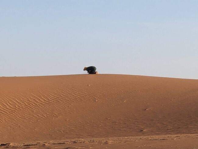 なぜ今Morocco？<br />旅立つ前も、こっちに来てからも、何度も聞かれた(-｡-;<br /><br />イスラム建築、美術全般が好き(単に見るのが)で、いつか行きたいと思ってたけど、キリスト教世界も1番行きたい処には行けたし、そろそろ満を持して決行の時来たる♪<br /><br />その中でも、なぜMorocco?　ほんとは行きたい順からいうと、Moroccoは4～5番目、だけど、砂漠、Camel Rideも、人生で1度は行きたい、体験したい!　とゆ～、素朴な願い、が、今回勝ちました♪<br /><br />あとは、遠いので、よる年波、今逃したら、行けへんで～、という心のAlertが発動。<br /><br />実際、行って良かった♪　今回逃してたら、きっと一生行けてなかった!　と、帰国した今、確信に変わる！思った以上に体力削られる(-｡-;<br />　　<br />今回利用したのは「Sabaku Tours」主催の2泊3日、砂漠ツアーラクダ乗り含む、です。他にも似たような価格帯でVaitor、Get your Gude、などありましたが、ココはたまたまFacebook で見つけ、Messenger のチャットで色々質疑応答できたこと、主催者のオマールさんが信頼できそう、あと4trブログで利用された方の感想「安かろ～悪かろ～」が見れた安心感？が決めてになり。そして、フツーはラグジュアリー選ぶとかなり高額になるのに、ココだけラグジュアリー以外に、1人部屋、1人テント泊、が追加40ユーロで選べます。<br /><br />基本料金　125ユーロ　ホテル泊テント泊２度の朝食夕食付き、ラクダ乗り、アイットベンハドウ入場料金込み<br /><br />＋　ホテル1人部屋　25ユーロ　1人テント泊　15ユーロ<br />他には、３度のランチ、各地でガイドへのチップ(随意)、夕食時の飲み物、途中で買うお水、などは別途自腹<br /><br />とにかく安いっ！そして確かにそれなり、でしたが、ツアーメンバーに恵まれて、とっても楽しい3日間でした♪<br />