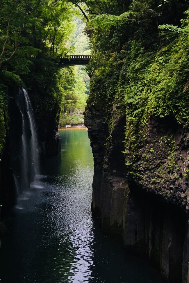 カレンダーどおりのGWのため、今回は海外を諦めて国内旅行。<br />行ったことのない宮崎へ出発。<br /><br />2日目<br />高千穂峡→天安河原→クルスの海→馬ヶ背