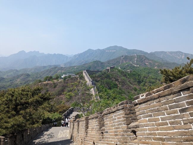 今年2回目の中国への旅。<br />今回は、北京へ念願の故宮見物、万里の長城を見に行きます。<br />上海の知人に聞くと我々の行く日程は、中国の連休にあたるためものすごい混むことが予想されると言われた。しかし我々もこの時期しか休みがとれないため、混雑している故宮、万里の長城に行くしかないのでとにかく行ってみることにした。<br /><br />【旅程】（★は絶対行く場所）<br />1日目：上海→北京<br />2日目：★万里の長城<br />3日目：★故宮、天壇、頤和園、雍和宮、宗慶齢さんの住んだ故居、盧溝橋<br />4日目：北京→天津、静園、張学良故居、鼓楼、古文化街、五大道<br />5日目：北京→日本<br /><br /><br />【中国ビザについて】<br />今年2回目のビザ取得。前回のビザ申請をバックアップ取っておいたのでそちらをアップロードし、日程や滞在箇所等を変更し申請。<br />申請した申請書、顔写真、パスポート、期限切れのパスポート、Eチケットのコピー、ホテルの予約したコピーを持ってビザセンターへ。またも一つ、期限切れのパスポートのコピーを取るのを忘れてセンターのコピー機でコピーすることになったが無事通った。ビザ申請の中国人スタッフが前回と同じスタッフで、またも職業の業種を聞かれた（申請時にそういう箇所なかったハズなんだかな・・）。<br />今回は上海入国、その日のうちに北京へ移動、北京宿泊だったが、宿泊地を北京のホテルを書いて問題なしだった。