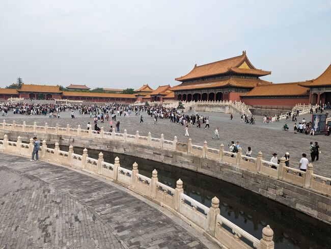 今年2回目の中国への旅。<br />今回は、北京へ念願の故宮見物、万里の長城を見に行きます。<br />上海の知人に聞くと我々の行く日程は、中国の連休にあたるためものすごい混むことが予想されると言われた。しかし我々もこの時期しか休みがとれないため、混雑している故宮、万里の長城に行くしかないのでとにかく行ってみることにした。<br /><br />【旅程】（★は絶対行く場所）<br />1日目：上海→北京<br />2日目：★万里の長城<br />3日目：★故宮、天壇、頤和園、雍和宮、宗慶齢さんの住んだ故居、盧溝橋<br />4日目：北京→天津、静園、張学良故居、鼓楼、古文化街、五大道<br />5日目：北京→日本<br /><br /><br />【中国ビザについて】<br />今年2回目のビザ取得。前回のビザ申請をバックアップ取っておいたのでそちらをアップロードし、日程や滞在箇所等を変更し申請。<br />申請した申請書、顔写真、パスポート、期限切れのパスポート、Eチケットのコピー、ホテルの予約したコピーを持ってビザセンターへ。またも一つ、期限切れのパスポートのコピーを取るのを忘れてセンターのコピー機でコピーすることになったが無事通った。ビザ申請の中国人スタッフが前回と同じスタッフで、またも職業の業種を聞かれた（申請時にそういう箇所なかったハズなんだかな・・）。<br />今回は上海入国、その日のうちに北京へ移動、北京宿泊だったが、宿泊地を北京のホテルを書いて問題なしだった。<br /><br />【故宮博物院について】<br />故宮博物院の入場券は、wechatの故宮博物院のサイトから2週間前の21時（現地20時）にアクセスして、パスポートの情報を入れてとることができるそうだが、実際に何日か前からトライしてみると全然取れない！！すぐに満員になってしまうため、個人で取ることは断念。チケット手配の会社に頼むも、1人取れて1人取れない状況に。そちらをキャンセルして、Trip.comのプライベートVIP少人数グループ(中国語)を予約したところ、そちらで取ることができました。ただ前日にwechatでやり取りをする、という記載がありましたが、Trip.comのどこにもwechatIDを記載するところがないため、チャットにてやりとりをして、無事当日のガイドさんの会社と連絡をとることができました。