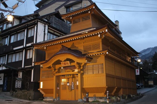 源泉かけ流しの温泉を満喫しようと、３月末に野沢温泉で１泊してきました。<br />行程はマンホールカード収集を兼ねて、まず愛知県北名古屋市へ<br />また思わぬ見応えのある施設を訪れることが出来、良かったと振り返っています。<br />表紙は野沢温泉・大湯の外観で、早朝の温泉は まるで熱湯風呂のよう(!)<br />居合わせた女子と入浴をためらいつつ「押すじゃないよ」と、ワーキャー言いながら<br />ちょっとしたアトラクションのように、楽しんだのでした(笑)<br />