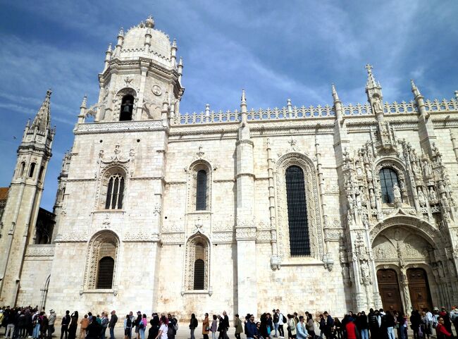 　リスボン観光で`世界遺産`は「ジェロニモス修道院」と「ベレンの塔」なのですが*1、「ベレンの塔」は報告済*2なので、「世界遺産 ジェロニモス修道院 with サンタマリア教会]を！<br />　ポルトガルの黄金期に王位に就いたのがマヌエル一世(在位1495～1521年)ですが、マヌエル一世が`大航海時代*3の栄光→東方交易の富を得て繁栄を讃えて＆新天地開拓を期待しての「ジェロニモス修道院/ベレンの塔」の建立を*4☆ <br /><br />　ここで注目するのは建築技術の`マヌエル様式`です<br />…建屋は(後期)ゴシック建築＋リブ構造(丸天井)/アーチ式なのですが、そこに ①繊細な彫刻=先ず人物＋海/動植物/天球儀/船/ロープ/サンゴ等`の大航海時代中で`海洋国家`のポルトガル象徴を　② 繊細な彫刻が`隙間なく`続いています…二つの要因が`マヌエル様式`には欠かせないと思います♪　(一見、大航海時代の`海～サンゴ`がマヌエル様式の特徴ですが..)<br /><br />*1 リスボンの世界遺産(案)は`旧市街地;サン・ジョルジェ城とアルファ丘陵;赤茶色の屋根/白壁の建物群`/`ベレンの塔＋発見のモニュメント`//もありますよね<br />*2 ポルトガル記(4)/リスボン記;ロカ岬 ＆ 先頭はエンリケ航海王子 +α<br />*3 発見のモニュメント;エンリケ航海王子/ヴァスコ ダ ガマがインドに//<br />=アフリカ/アジア/南米から金銀/香辛料/奴隷//(15C,16C)<br />*4 修道院は1502年に着工、在位中には建立せず、19世紀まで<br />     (なので、院内には`マヌエル一世`が祀っています)