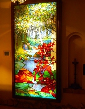 静岡県・伊東市にある「川奈ステンドグラス美術館」へ行ってきました。<br />1800年代のヨーロッパのアンティークステンドグラスを中心に、約300点の作品があります。<br />晴天でお日様がまぶしいほどでしたから、館内の作品は、キラキラと美しく輝いて、まるで宝石箱のようでした～♪<br />館内のチャペルでは、パイプオルガンの演奏を聴くこともできますし、ヨロッパの古いオルゴールを聴く場所もあります。<br />本格的なイタリアンレストランで、美味しい食事も楽しんできました。