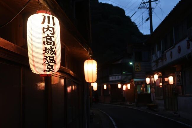 ローカル線を途中下車して歩いて温泉へ。第5回となる今回の旅は、八代駅から肥薩おれんじ鉄道に乗って熊本県から鹿児島県に入り西方駅で下車。歩いて西郷隆盛お気に入りの温泉と伝わる、川内高城温泉へ。レトロな雰囲気の共同浴場に浸り1泊。翌日は天気に恵まれず予定を変更。午前中は川内高城温泉に留まり、昼過ぎのバスで薩摩高城駅へ。湯浦駅で下車して湯浦温泉に浸り、八代駅に戻りました。<br /><br />【旅程】<br />○12月15日(金)<br />八代駅11:39(肥薩おれんじ鉄道)13:16出水駅13:18(肥薩おれんじ鉄道)13:59西方駅(徒歩4.6km)川内高城温泉<br />○12月16日(土)<br />川内高城温泉・梅屋前12:38(薩摩川内市コミュニティ交通)12:50薩摩高城駅13:45(肥薩おれんじ鉄道)15:15湯浦駅17:00(肥薩おれんじ鉄道)17:43八代駅