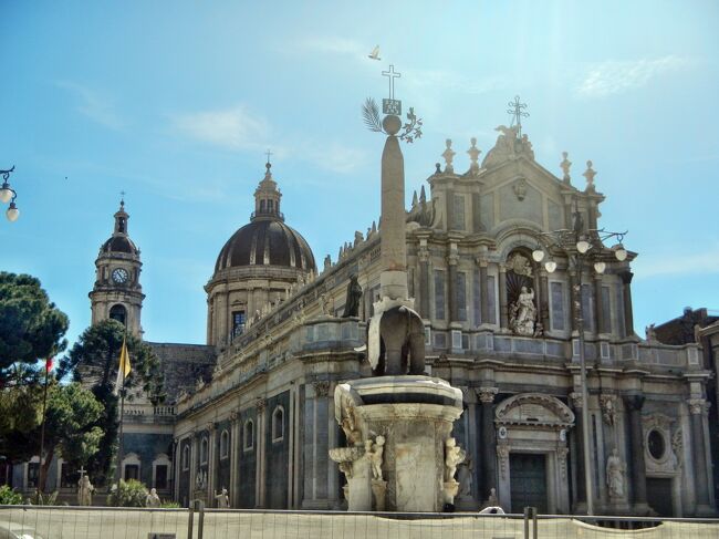 2024年東欧のイースターは5月5日。その前後の休暇を利用して、シチリア島を訪れた。<br />4日目はカターニア市内をのんびりと散策。<br />写真は｢象の噴水(Fontana dell&#39;Elefante)｣と｢聖アガタ大聖堂(Basilica Cattedrale di Sant&#39;Agata)｣
