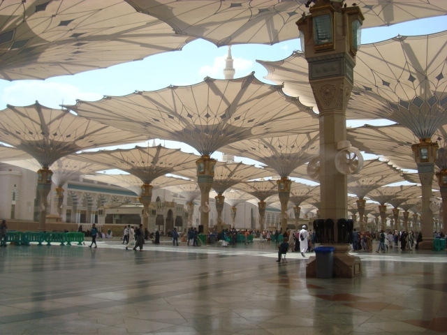 長いこと巡礼以外には閉ざされていたサウジアラビアが簡単に訪問できるようになりました。<br /><br />開放後少しおいて、観光受け入れや、初もの好き観光客などが落ち着いたころに旅をしました。<br /><br />そして今回の旅はサウジを中心に中近東をぐるっと回ってみました。<br /><br />写真はサウジアラビア・メディナ　預言者のモスク<br /><br />モスクは強烈な日差しから守るため大きな日傘のかたちのモニュメント。そしてミストシャワーが配備されていました。