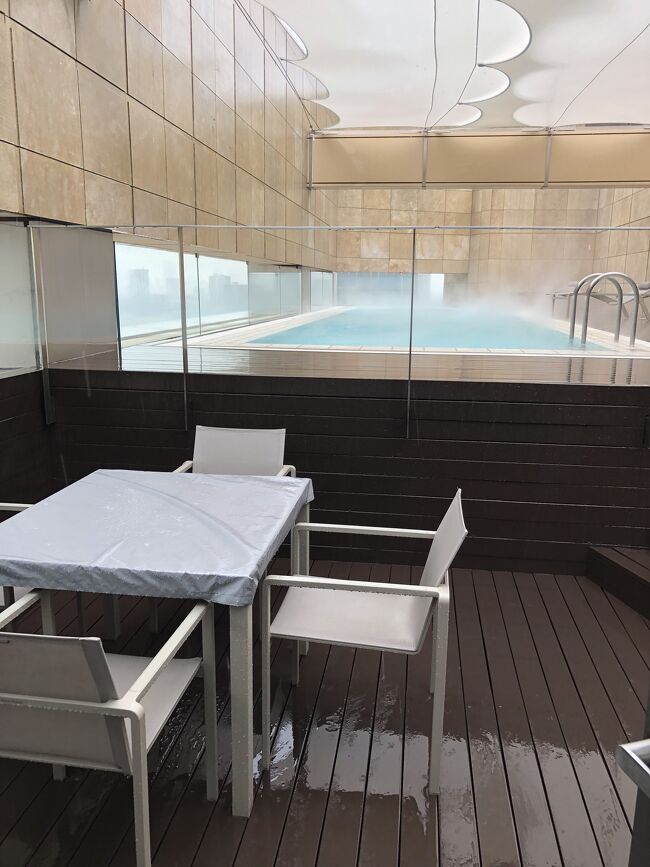 グランドハイアット東京のプール付きスイートルームに宿泊記です。<br />花散らしの雨が降る寒い日でしたが、せっかくなのでお部屋のプールを満喫しました。<br />お部屋でアフタヌーンティーを楽しむことができて、こちらも大満足です。<br /><br />