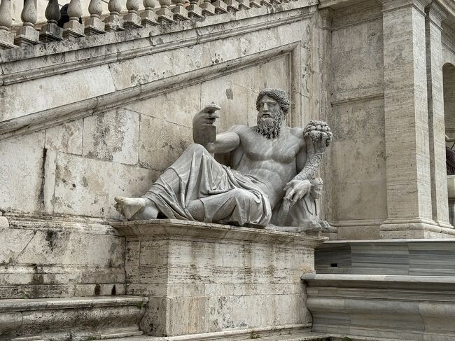 2019年にツアーで訪れたイタリア。<br />今度は夫婦ふたりでローマ、アルベロベッロ、アマルフィ巡りに挑戦。<br /><br /><br />ヴィエトリスルマーレからバスでサレルノへ、サレルノから電車でテルミニ駅へ、テルミニ駅からトラムで宿へ移動。<br />そしてローマのバスでスリに遭遇し撃退。